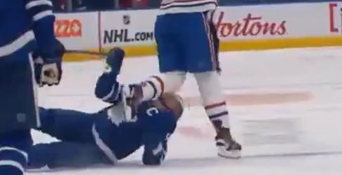 🎥 | NHL-speler gaat op akelige wijze knock-out na knie tegen zijn hoofd