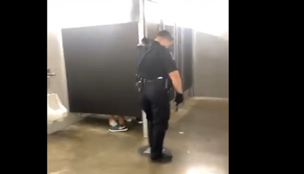 😂🎥| Politie rukt uit voor vrijend stelletje op wc in stadion