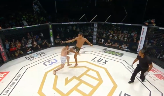 🎥 | KO! Mexicaans MMA-talent maait tegenstander neer met genadeloos knietje