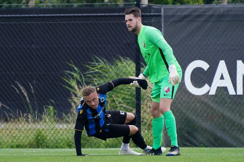 John van den Brom baalt van schwalbekoning Noa Lang: 'Hij doet dat altijd'