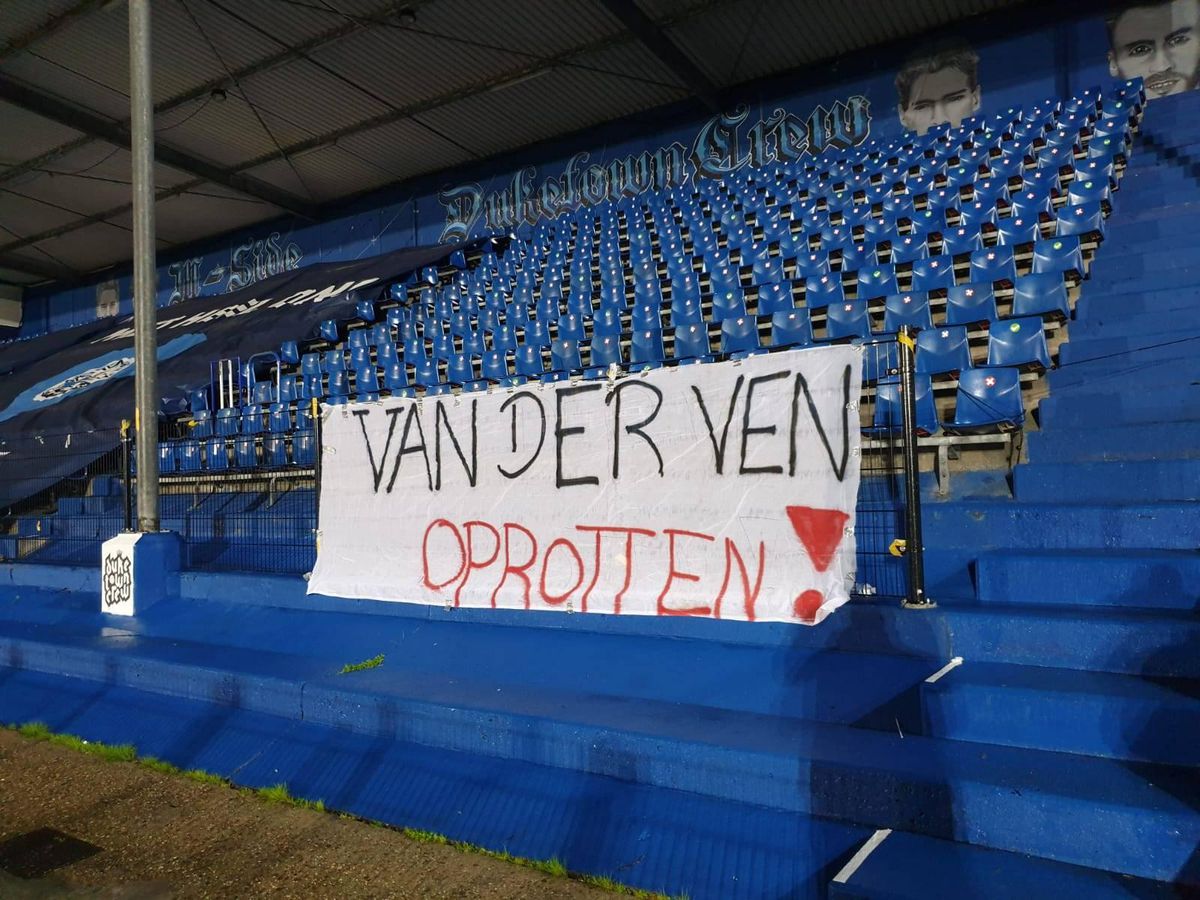 Boze fans FC Den Bosch hangen spandoek in gesloten stadion vanwege 'laf voetbal'