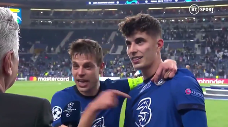 🎥 | Azpilicueta onderbreekt interview om Havertz te steunen: 'Hij wordt een superster!'