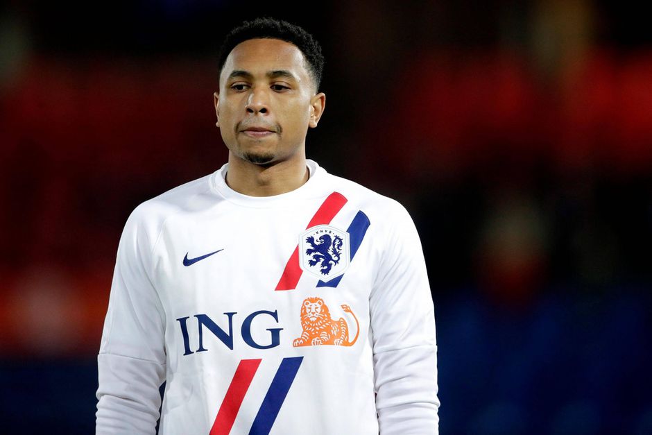 Invaller Kenny Tete valt al binnen een minuut geblesseerd uit, Oranje met 10 man verder