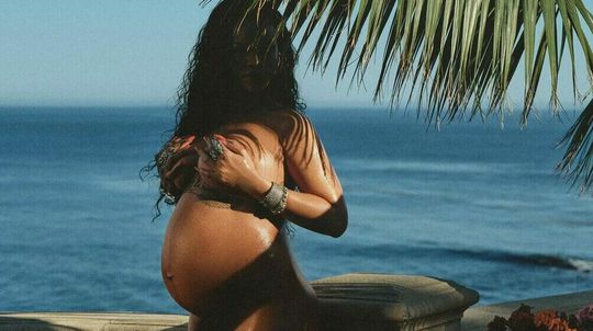 🎥 | Lief! LeBron James aait bolle zwangere buik van Rihanna
