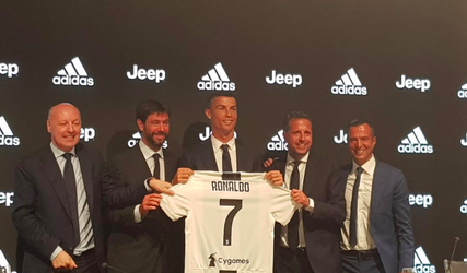 Cristiano Ronaldo voor het eerst te zien met Juventus-shirt op #CR7DAY