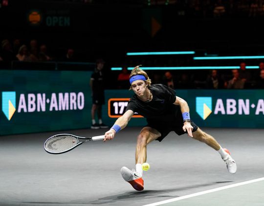 🎥 | Oud-winnaar Rublev vliegt al in 1e ronde uit ABN Amro Open, De Minaur vindt 'leuke coffeeshops'