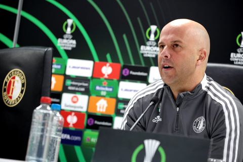 Arne Slot heeft zin in kwartfinale in De Kuip: 'Je verwacht een magische sfeer'