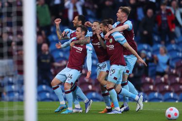 Burnley deert grote misser Wout Weghorst niet en pakt cruciale 3 punten in degradatiestrijd