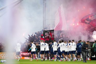 🧨 | De Toekomst in vuur en vlam: Ajax-fans zijn klaar voor Klassieker