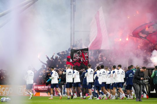 🧨 | De Toekomst in vuur en vlam: Ajax-fans zijn klaar voor Klassieker