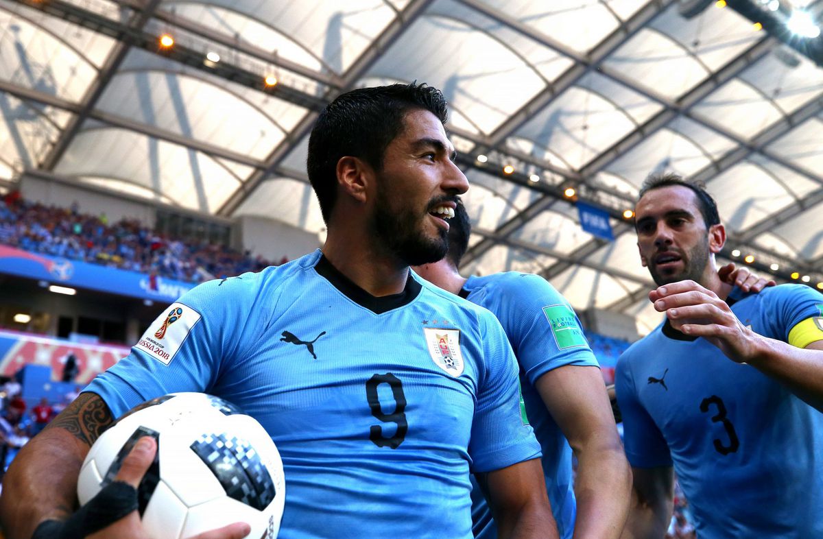 Uruguay en Rusland dankzij inval-blunderdoelman zeker van de achtste finales