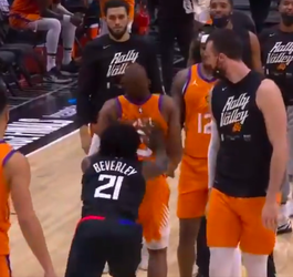 🎥 | Terugzien: gefrustreerde Patrick Beverley duwt Chris Paul van achter neer