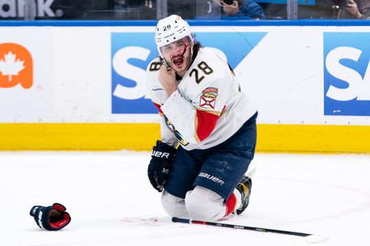 🎥 | Gekte: IJshockeyer Mahura bloedt na koppen van puck, speelt play-offduel 'gewoon' uit