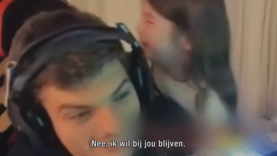 🎥 | Max Verstappen stuurt stiefdochter weg tijdens het gamen: 'Maar Maxie, ik wil bij jou blijven!'