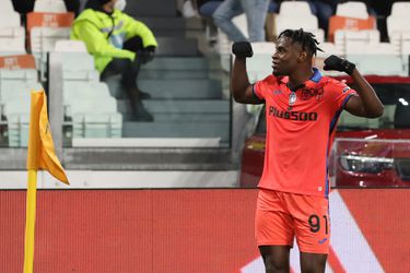 🎥💥 | BAM! Duvan Zapata zoeft de bal via de onderkant van de lat in het Juve-doel