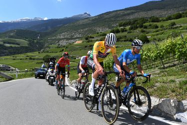 Mathieu van der Poel moet leiderstrui afstaan aan etappewinnaar Carapaz in Zwitserland