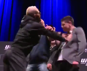 🎥 | UFC'er Brandon Moreno blijft lachen na duw van Deiveson Figueiredo