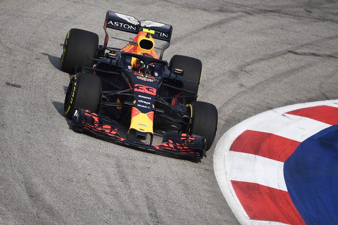 Verstappen en Ricciardo op 1 en 2 bij eerste vrije training Singapore
