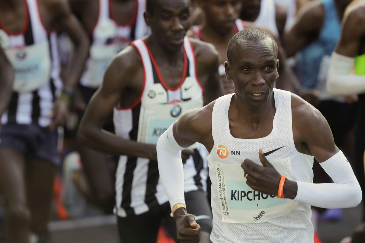 Keniaan Kipchoge loopt bizar snel wereldrecord op marathon in Berlijn