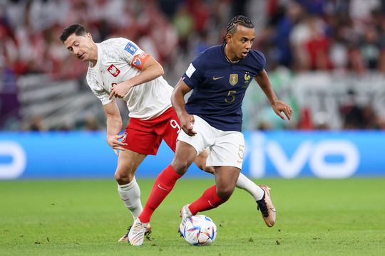Jules Koundé gespot met gouden ketting tijdens WK-duel tegen Polen: mag dat wel?