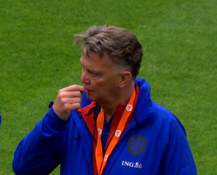 🎥​​ | Oranje-spelers luisterden niet naar fluitje van Louis van Gaal: 'Dan ga ik voor paal'