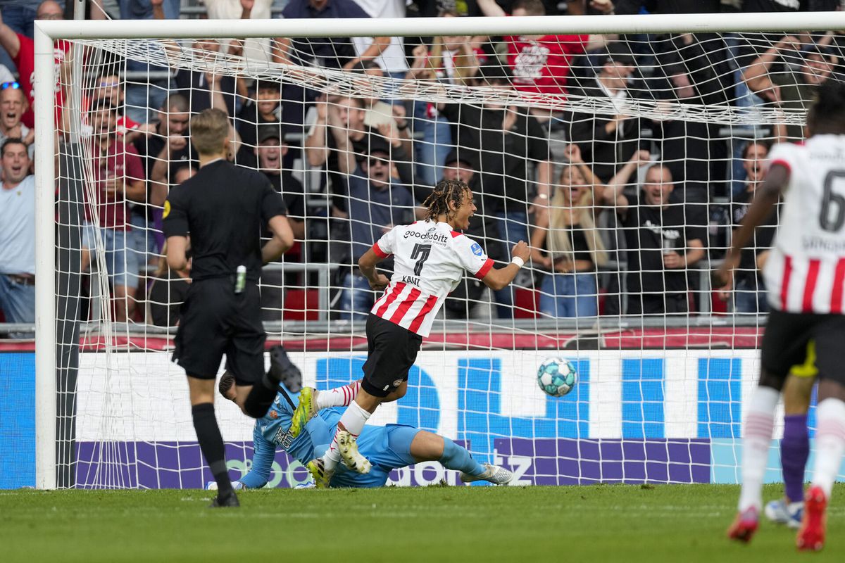 🎥​ | 3 keer knipperen en raak! Simons zet PSV tegen Volendam al na 20 seconden op voorsprong