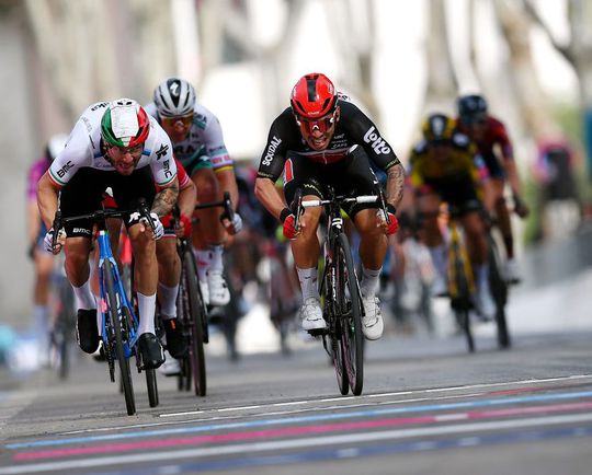 Caleb Ewan sprint naar zege in 5e Giro-rit, Mikel Landa komt zwaar ten val