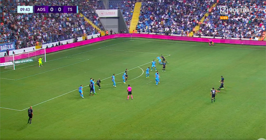 🎥 | Anders probeer je het effe vanaf daar: Kévin Rodrigues vuurt vrije trap de kruising in