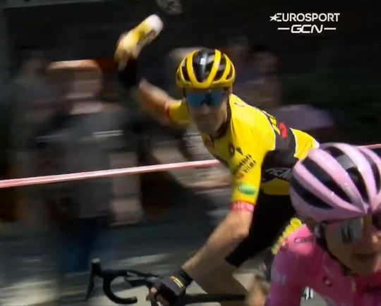 🎥​ | Haha! Tom Dumoulin dreigt bidon te smijten naar Juan Pedro López in Giro