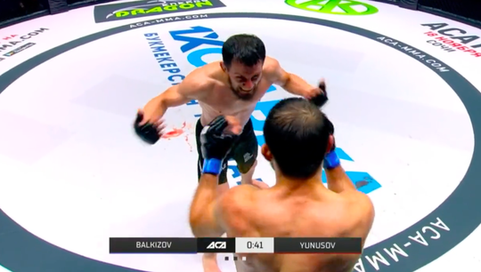 🎥 | Lijpe MMA-vechter daagt opponent lachend uit en verliest: 'Sla dan, doe iets!'