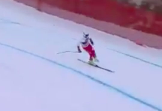 Acrobatisch! Skiër verliest lange lat op piste en daalt af op 1 been (video)