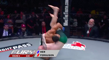 🎥 | MMA-vechter Joseph Her pijnigt Ferguson met DEZE bodyslam en wint op beslissing