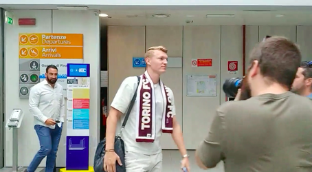 🎥 | Perr Schuurs arriveert op Turijnse luchthaven om zijn transfer af te ronden