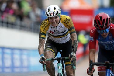 Zo ziet een wielrenner eruit na Parijs-Roubaix: afspuiten met de tuinslang maar