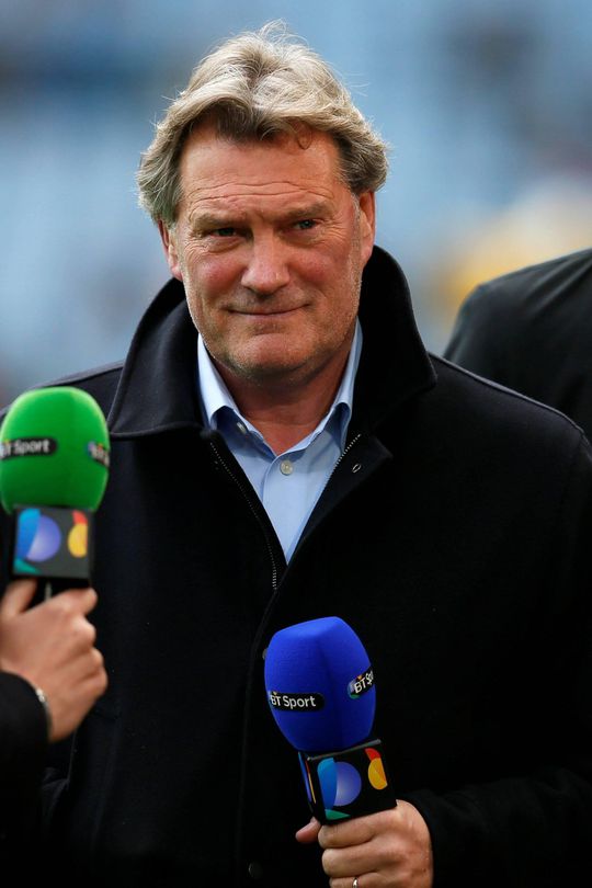 Engelse legende Hoddle met haast opgenomen in ziekenhuis