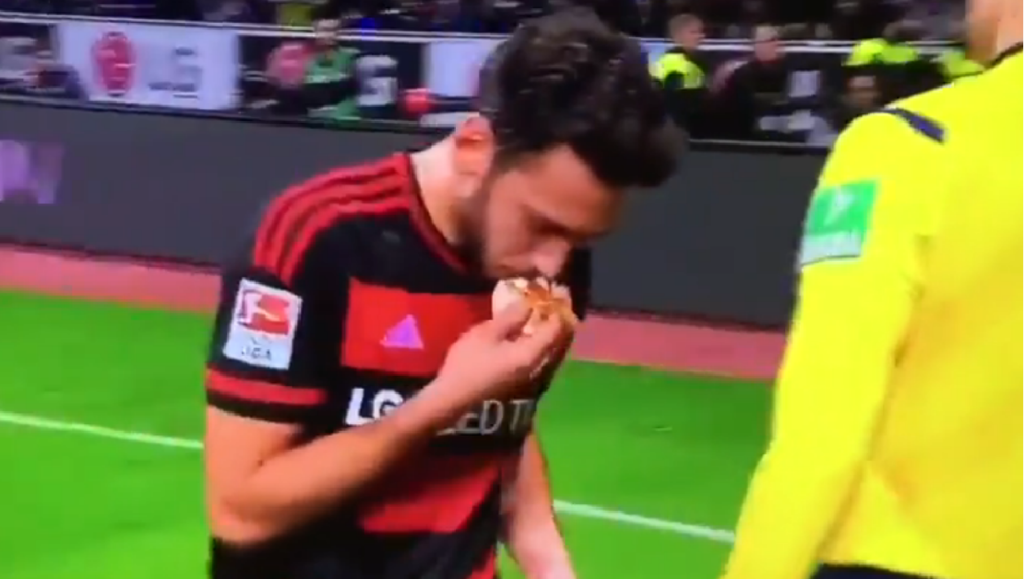 Çalhanoglu zegent brood tijdens wedstrijd