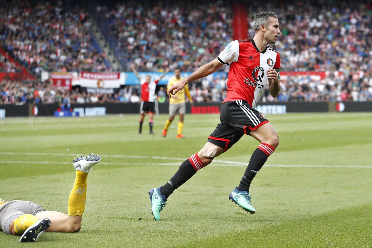 Of Van Persie 'bang' is voor het Ajax-middenveld? 'Hoe kritisch kijk je er naar, dat is de vraag'