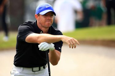 🎥 | Dikke afzwaaier voor golfer Rory McIlroy: golfbal raakt zelfs zijn eigen vader