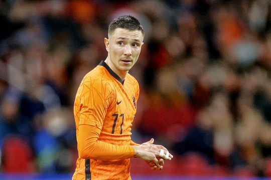 Opgebloeide Steven Berghuis adviseert jeugdige voetballers: 'Andere ondergrond'