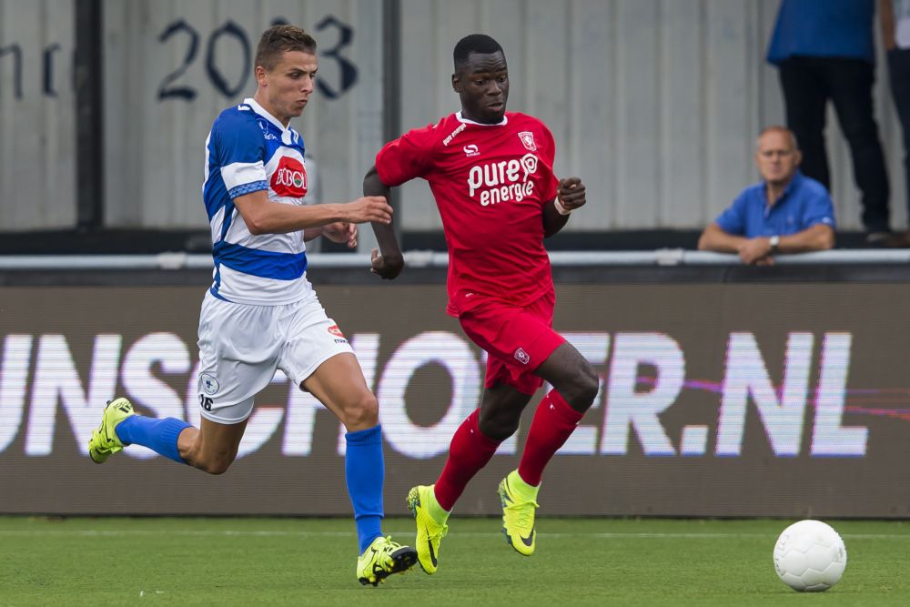 Groot talent George (18) tekent 3 jaar bij in Enschede