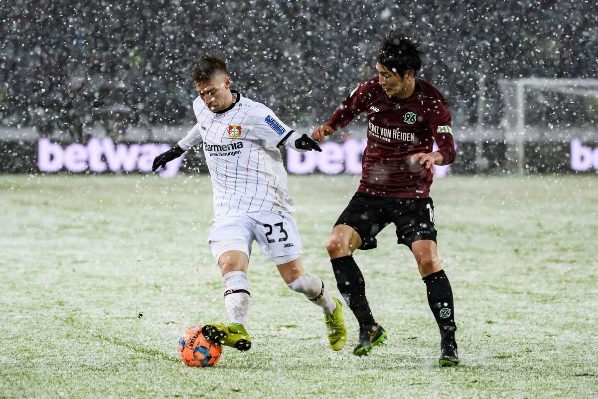 Bosz pakt met Leverkusen na bizarre sneeuwwedstrijd 3 punten bij Hannover