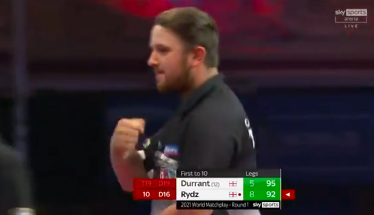 🎥 | ZIEN! Darter Callan Rydz verliest horloge zodra hij te uitbundig juicht