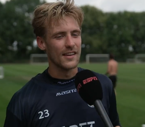 🎥​ | Fortuna-keeper Bob van der Hoek zat in een boyband: 'Jonge, gillende meisjes'