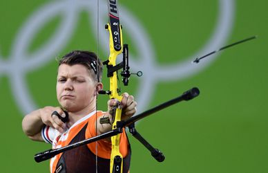 Sjef van den Berg schiet 2 concurrenten naar huis en staat in achtste finale