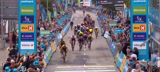 🎥 | Olav Kooij laat Jumbo-Visma opnieuw juichen in Denemarken: sprinter pakt 3e etappe