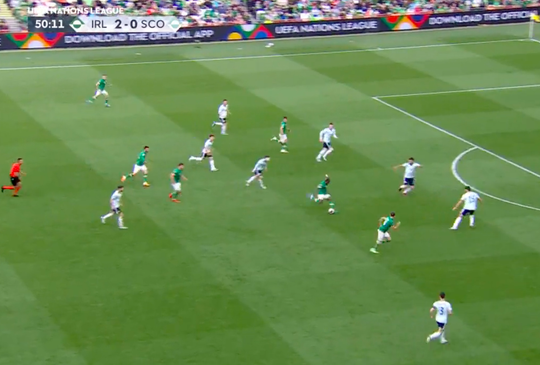 🎥 | Ierland-aanvaller Michael Obafemi maakte DEZE wereldgoal tegen Schotland