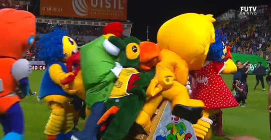 🎥😂​| Interlandweekend saai? Nee joh! Check deze chaotische mascotterace