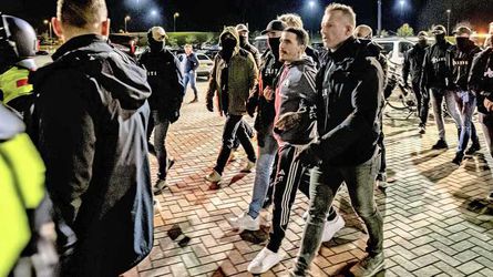 🎥​ | 'Chaos in Alkmaar: ME in spelersbus Legia, 2 spelers opgepakt na vechtpartij'
