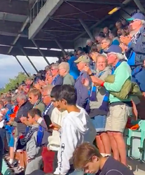 🎥| Noorse voetbalclub heeft 'Schatje, mag ik je foto?' als overwinningslied: 'Grappig!'