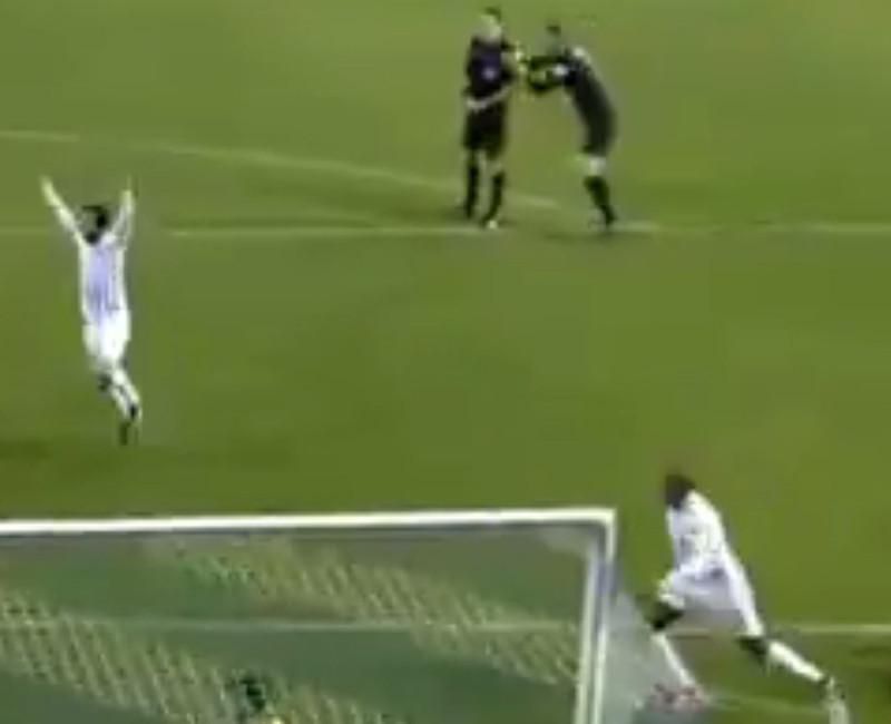 Bizar! Griekse keeper 5 duels geschorst na spontane omhelzing met scheids (video)